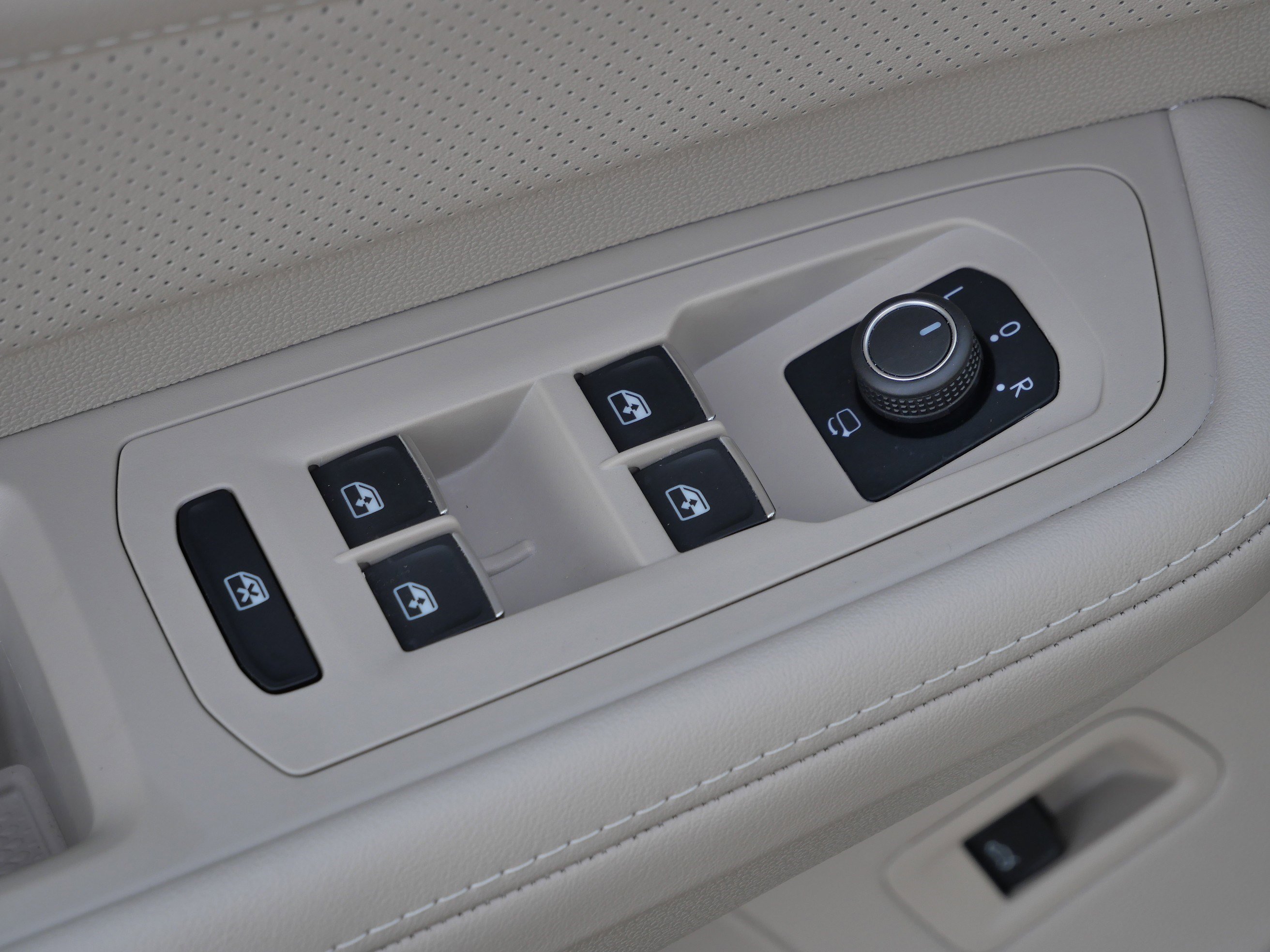 Certified 2024 Volkswagen Atlas SEL Premium R-Line image 19