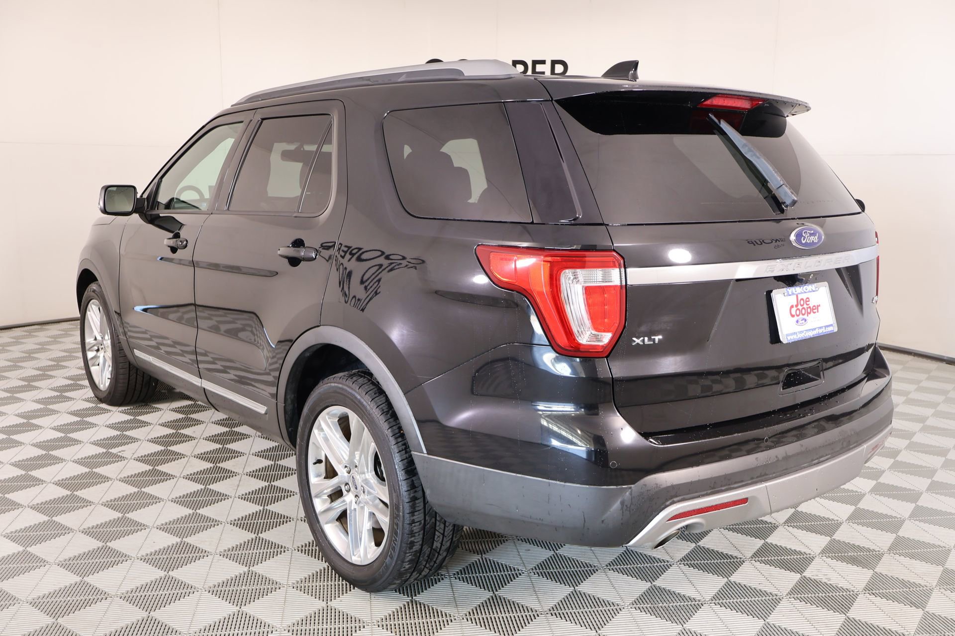 Used 2017 Ford Explorer XLT w/ Equipment Group 202A AWD/4WD image 24