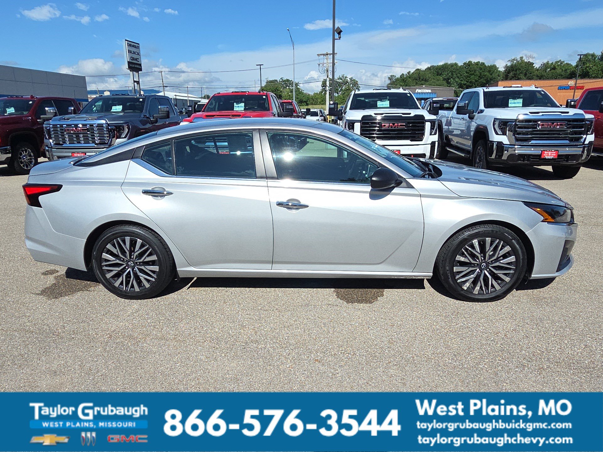 Used 2024 Nissan Altima 2.5 SV FWD image 9