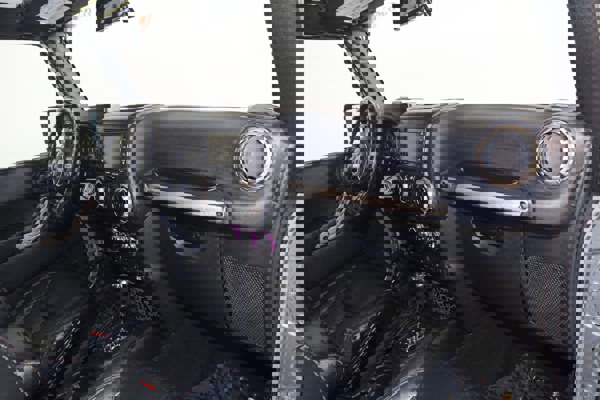 Used 2016 Jeep Wrangler Unlimited Sahara image 42