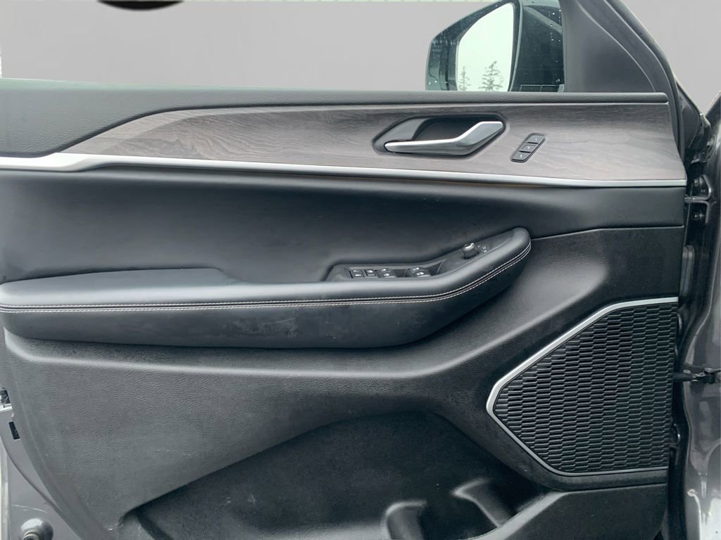 Used 2022 Jeep Grand Cherokee L Limited image 22