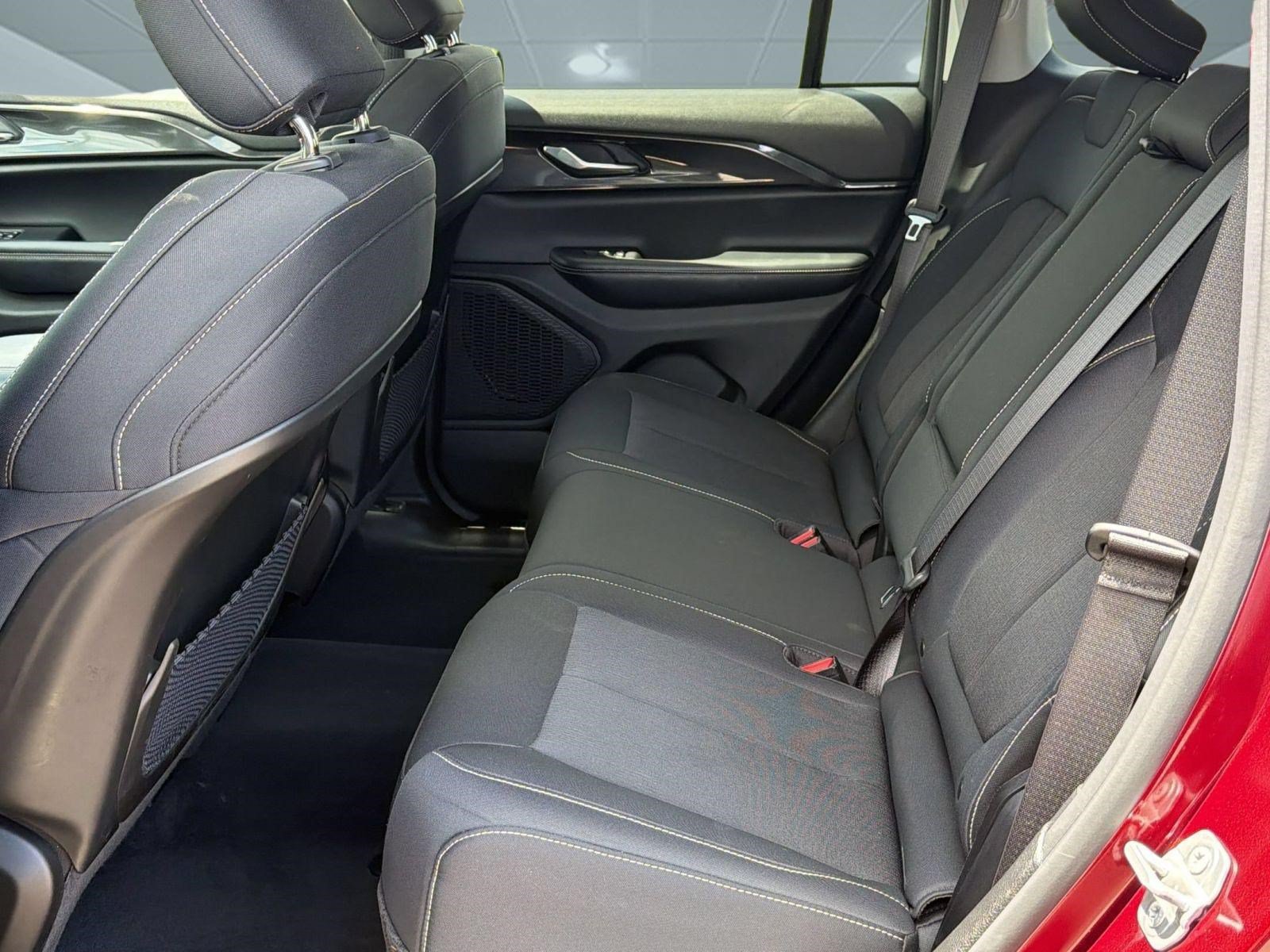 Used 2023 Jeep Grand Cherokee Laredo AWD/4WD image 21