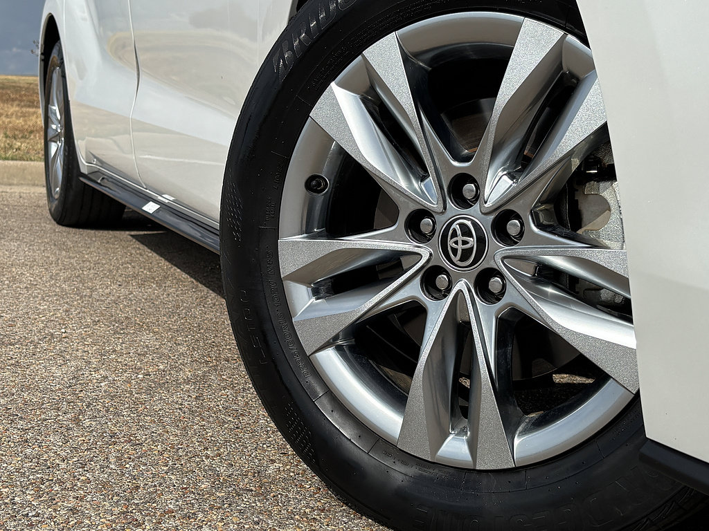 Certified 2023 Toyota Sienna Limited FWD image 19
