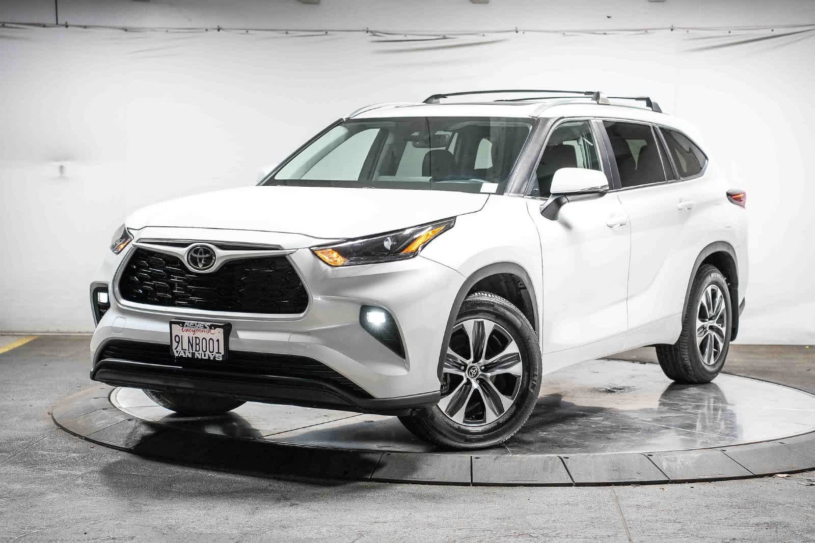 Used 2024 Toyota Highlander XLE FWD image 1