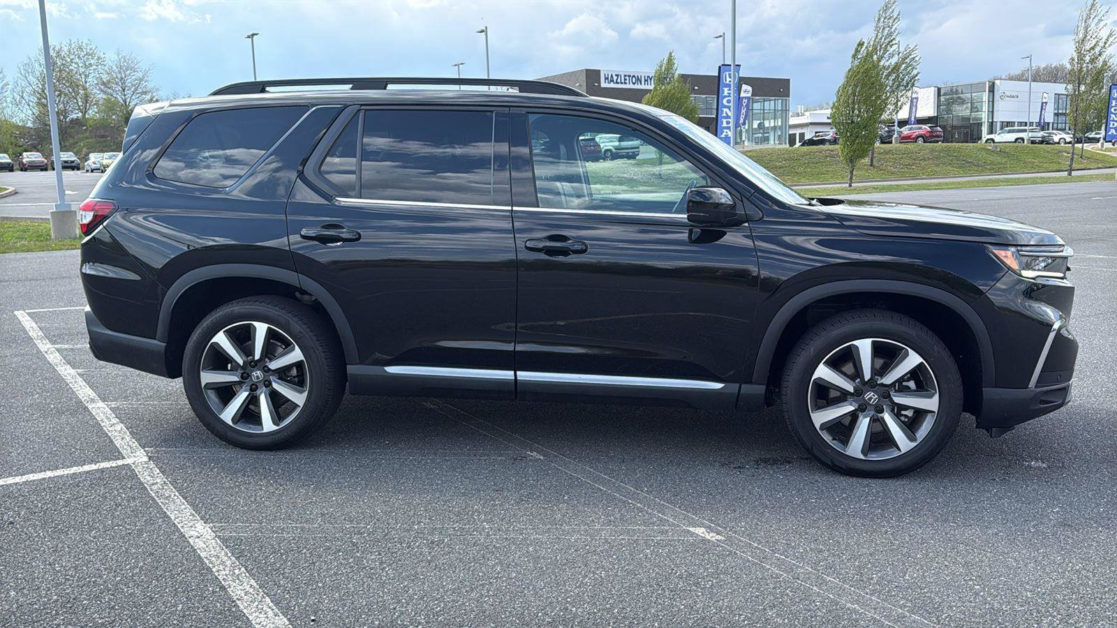 Used 2025 Honda Pilot Touring image 3