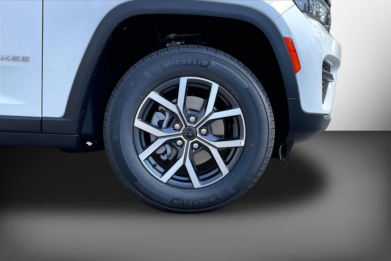 New 2027 Jeep Grand Cherokee Laredo RWD image 28