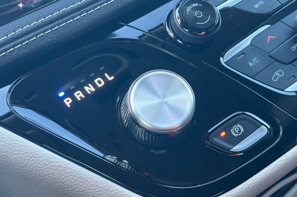Used 2024 Chrysler Pacifica Select image 20