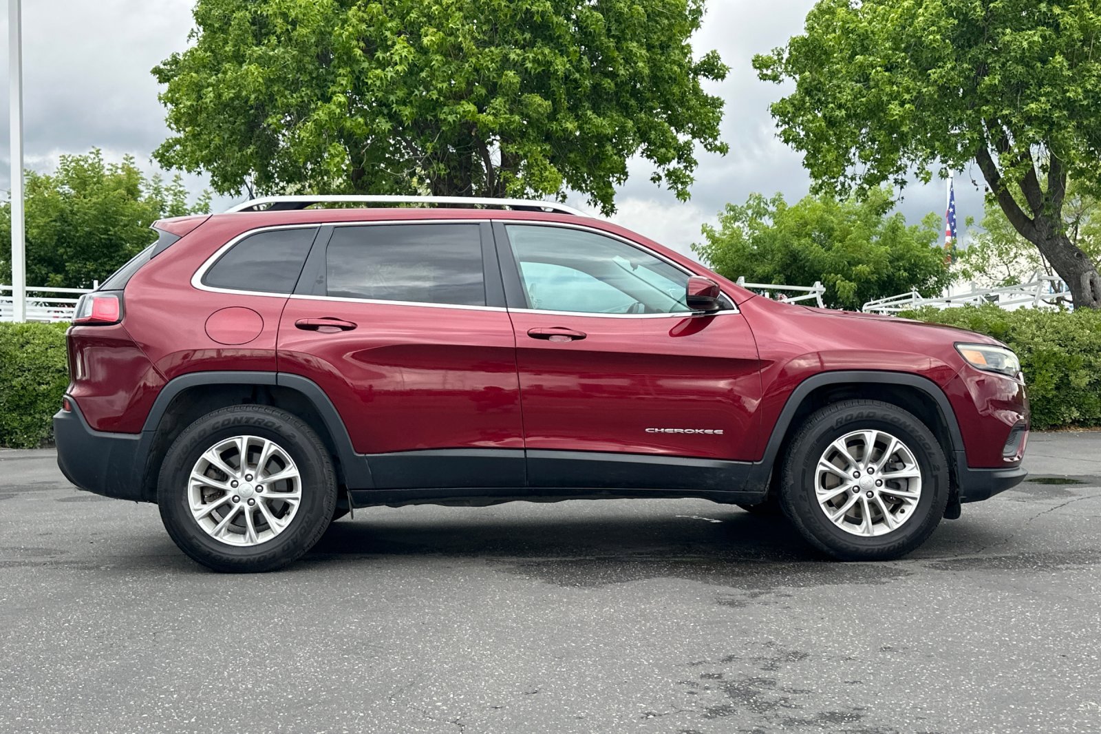 Used 2019 Jeep Cherokee Latitude w/ Cold Weather Group image 3