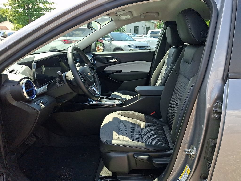 Used 2025 Chevrolet Trax LT w/ Driver Confidence Package FWD image 15