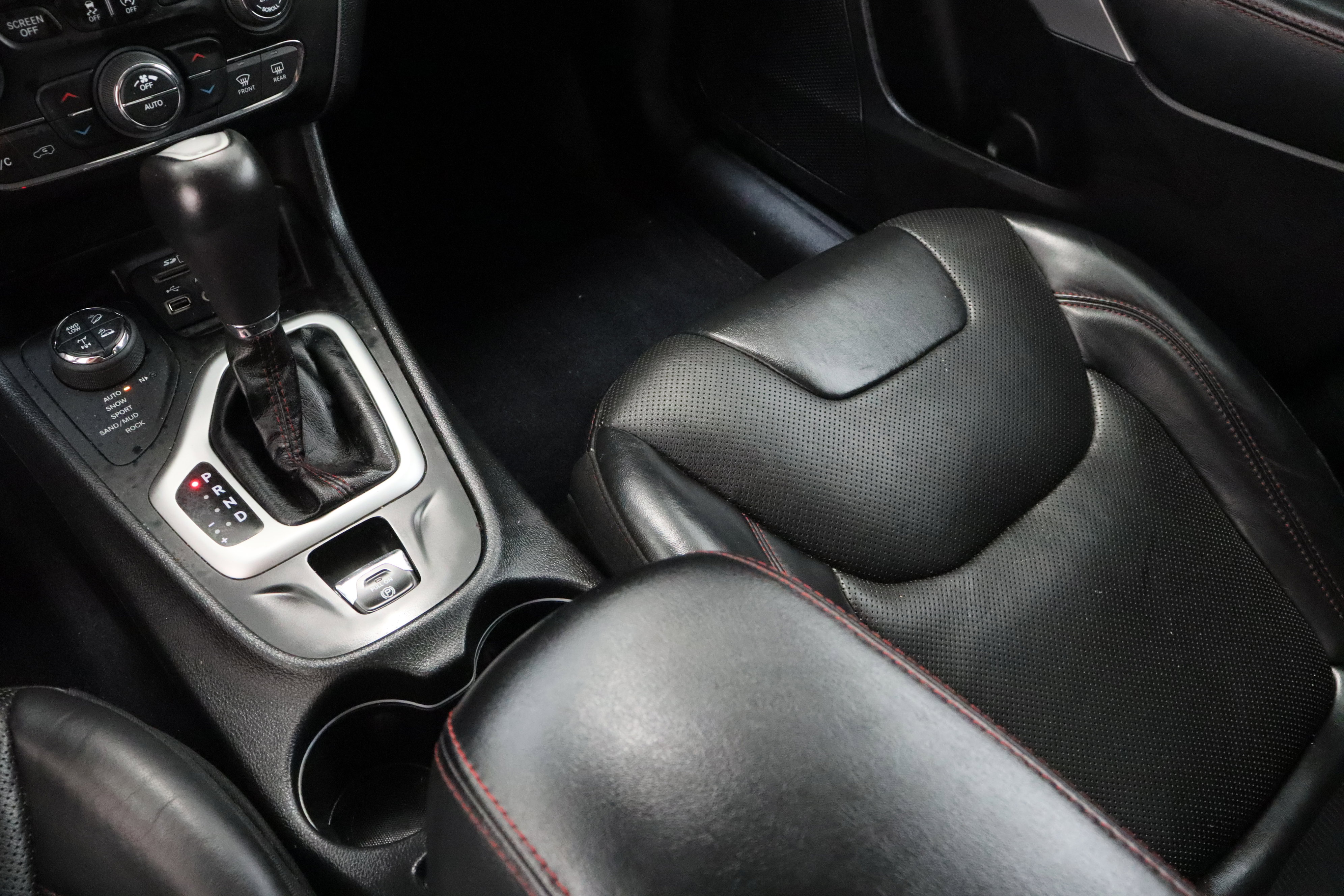 Used 2018 Jeep Cherokee Trailhawk w/ Quick Order Package 27L image 17