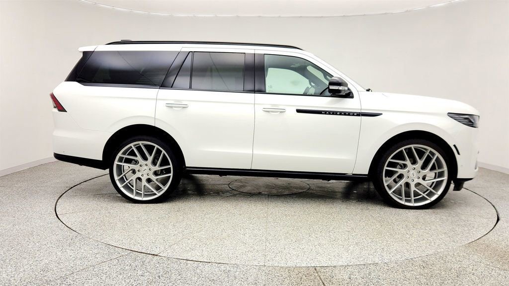 Used 2025 Lincoln Navigator Reserve w/ Jet Appearance Package image 4