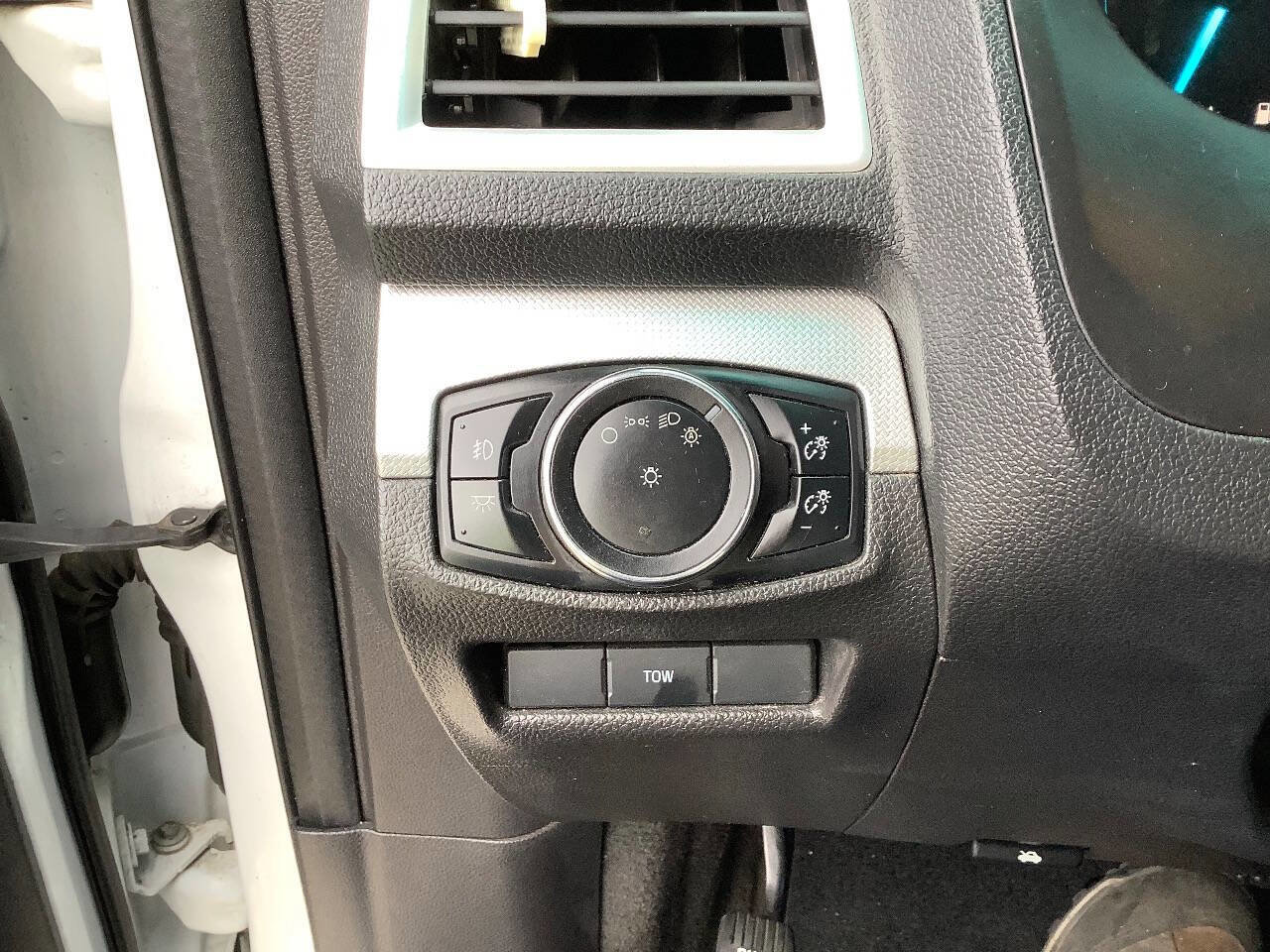 Used 2015 Ford Explorer XLT image 45