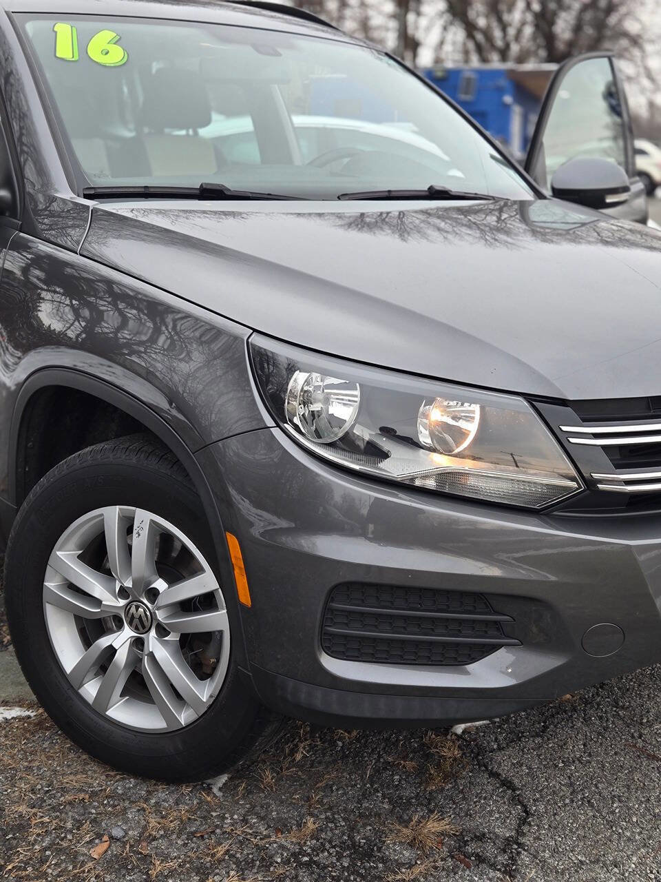 Used 2016 Volkswagen Tiguan S image 3