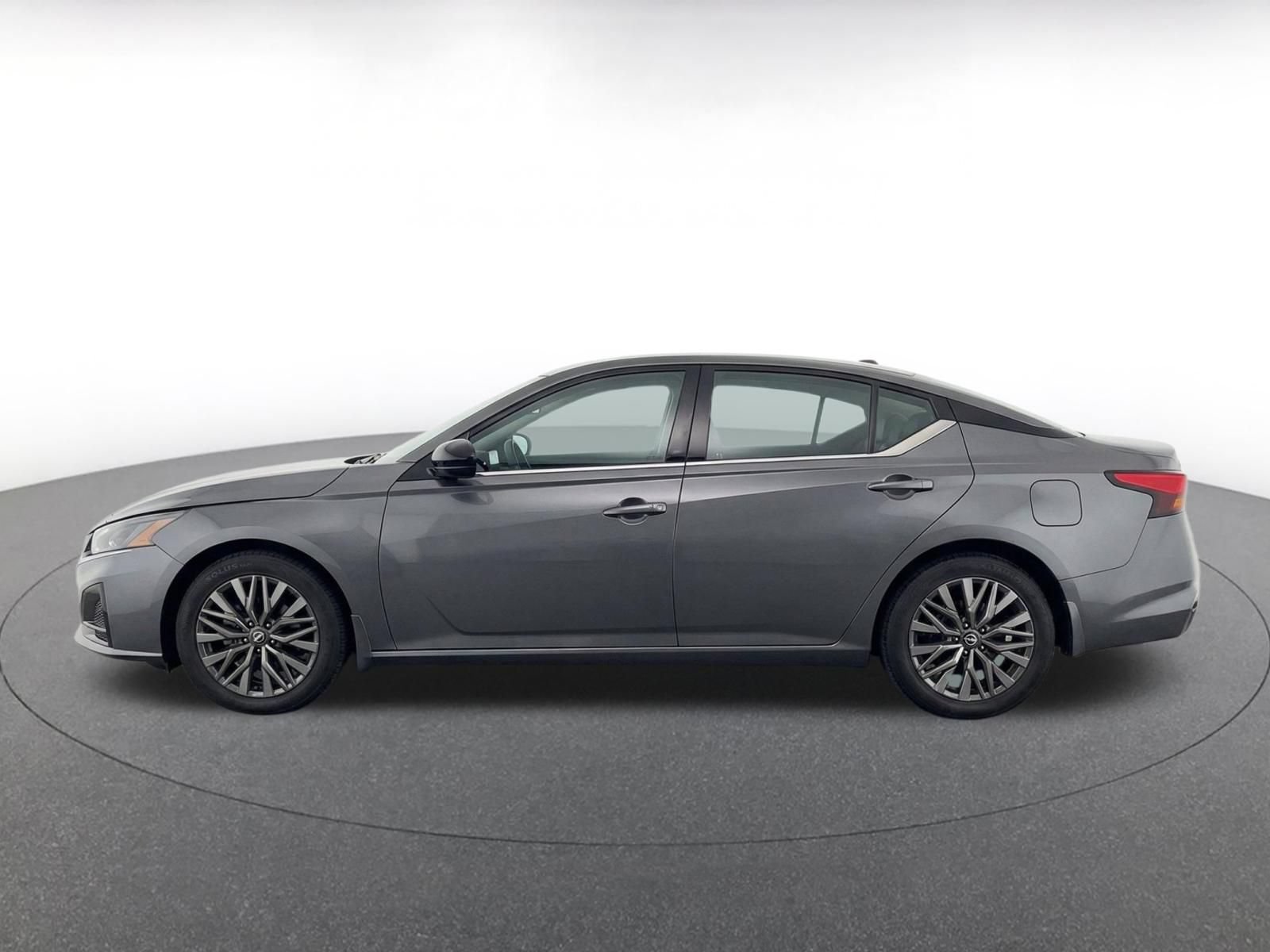 Used 2025 Nissan Altima 2.5 SV FWD image 3