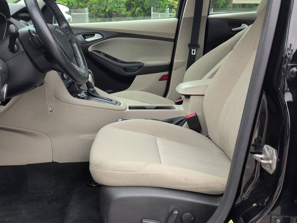 Used 2016 Ford Focus SE w/ SE Sport Package FWD image 11