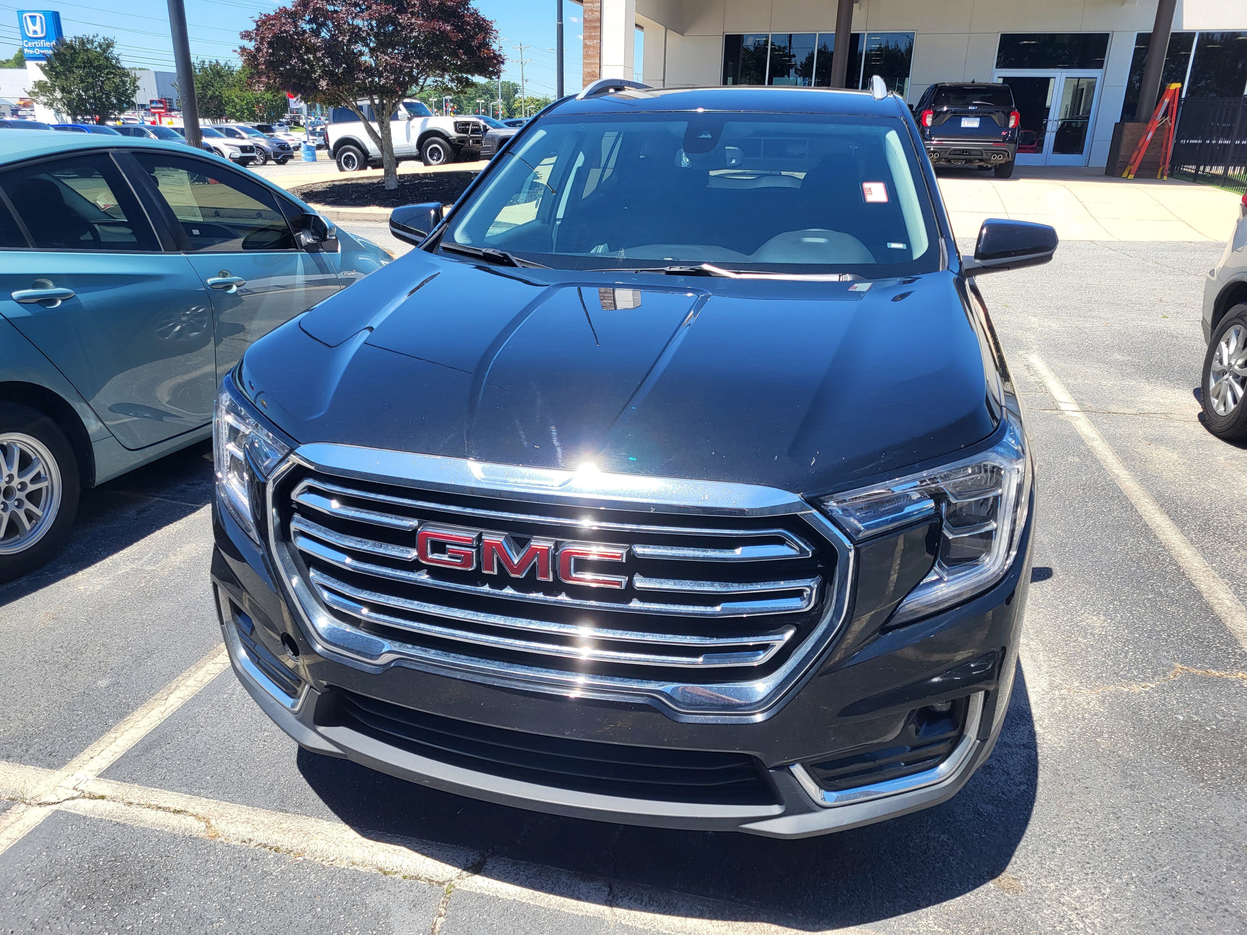 Used 2024 GMC Terrain SLT AWD/4WD image 2