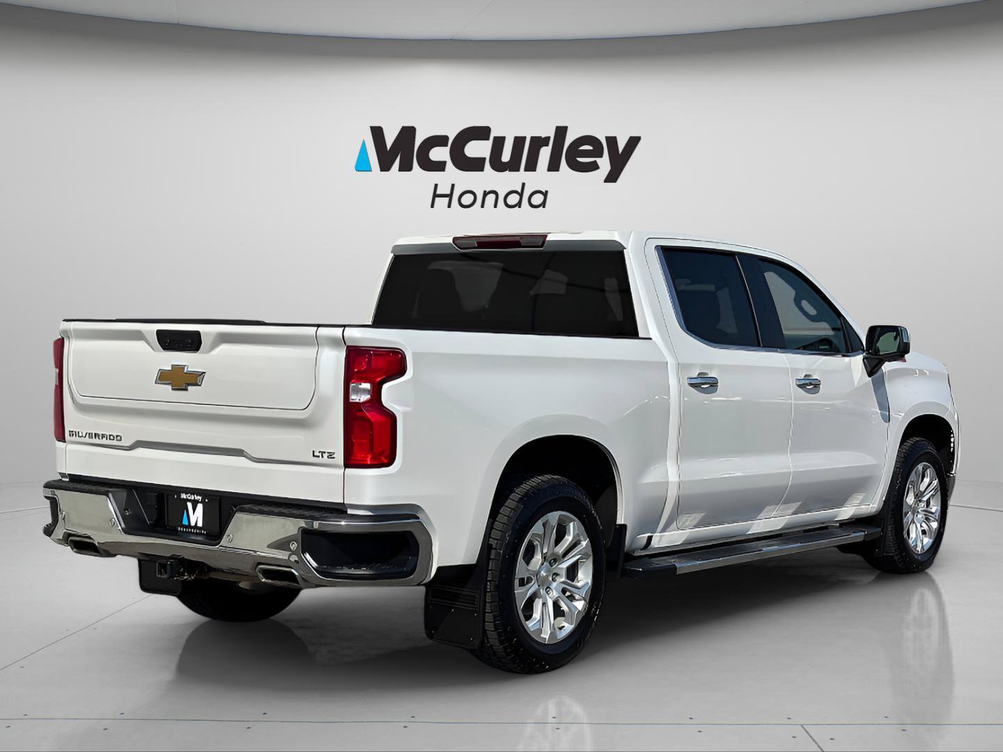 Used 2023 Chevrolet Silverado 1500 LTZ AWD/4WD image 3