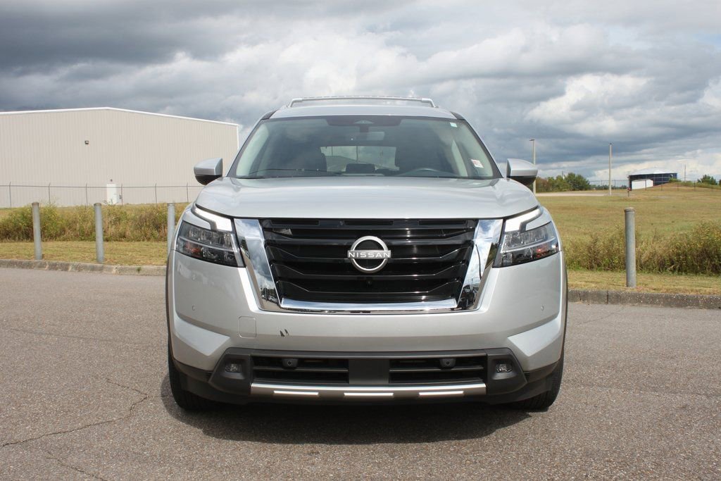 Used 2023 Nissan Pathfinder SL w/ Lighting Package (N92) image 3