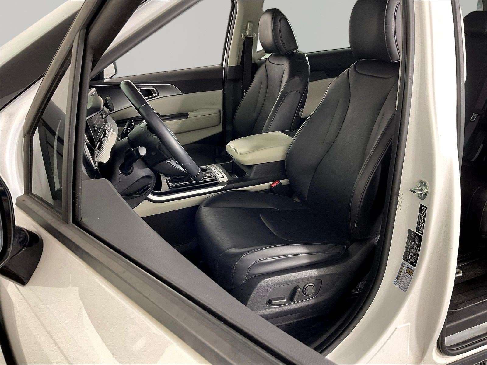 Used 2023 Kia Carnival LX FWD image 21