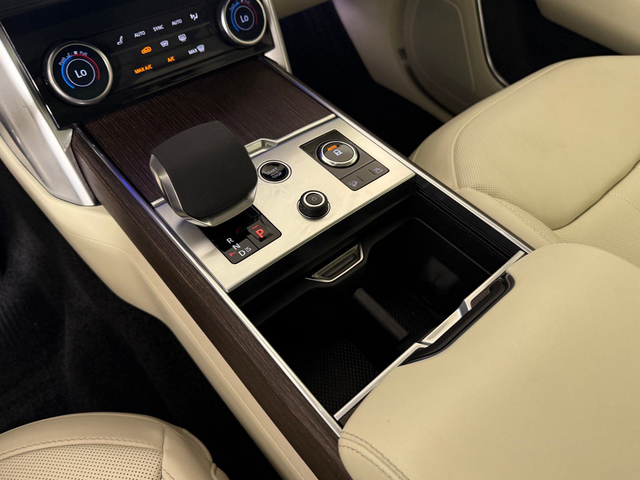 Used 2023 Land Rover Range Rover SE image 25