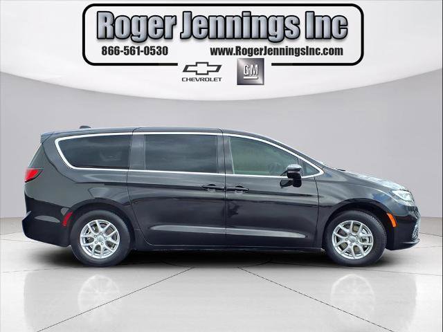 Used 2024 Chrysler Pacifica Touring-L image 5