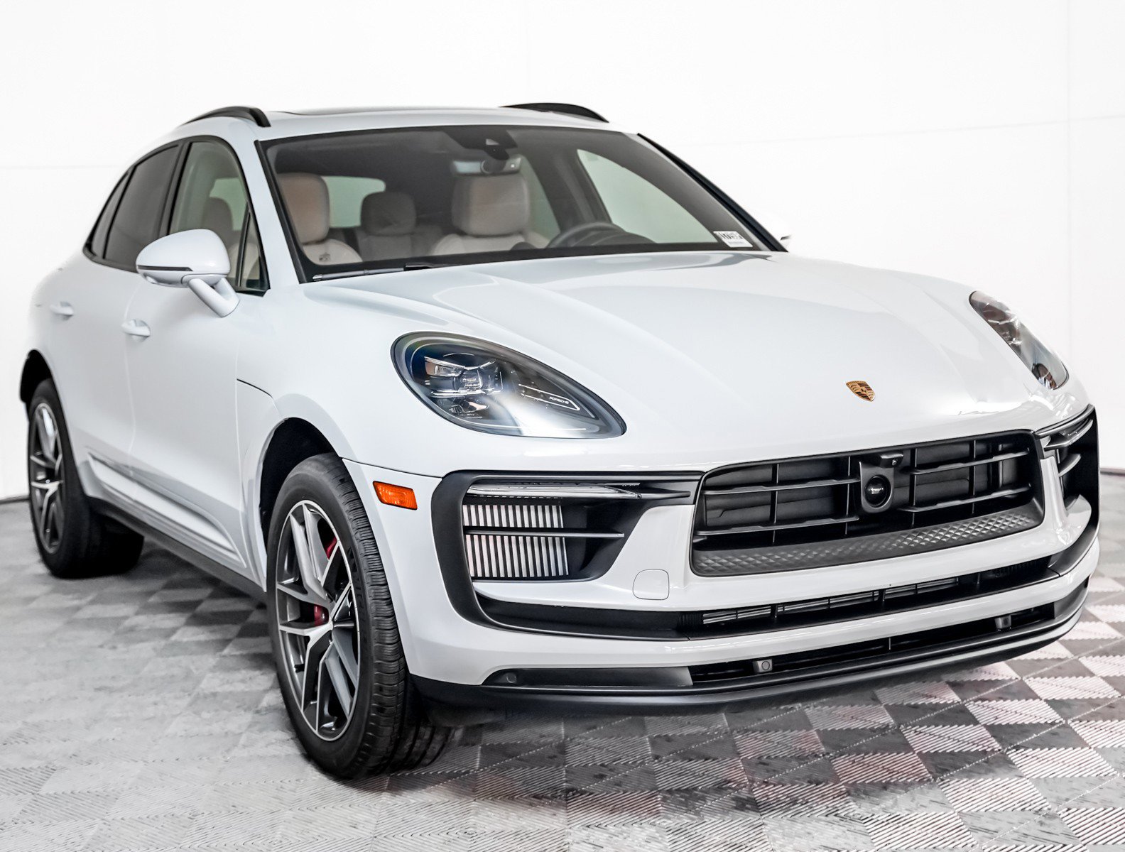 Certified 2025 Porsche Macan S image 8