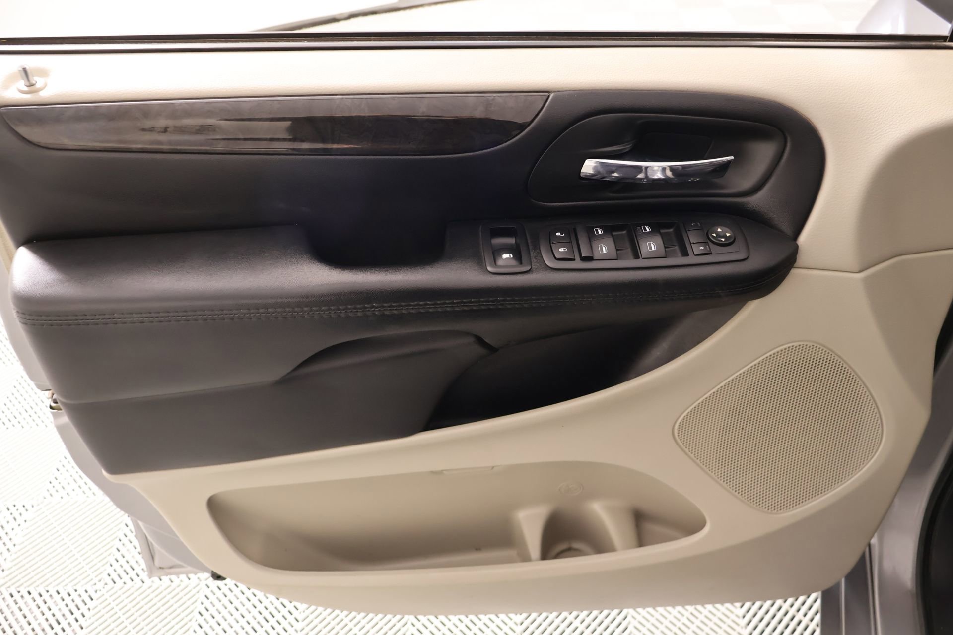 Used 2017 Dodge Grand Caravan SE w/ Power Window Group FWD image 16