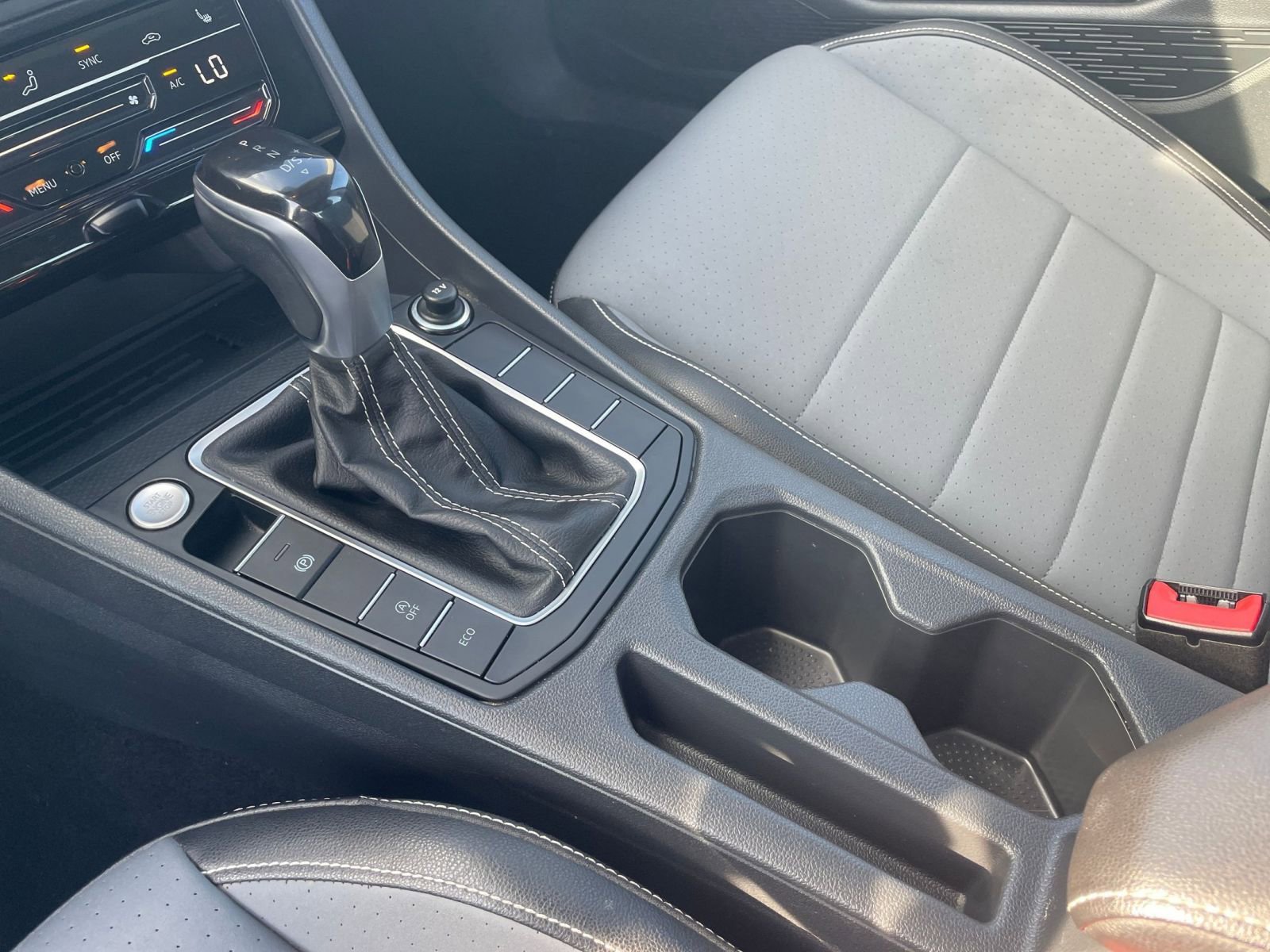 Used 2025 Volkswagen Jetta SE image 37