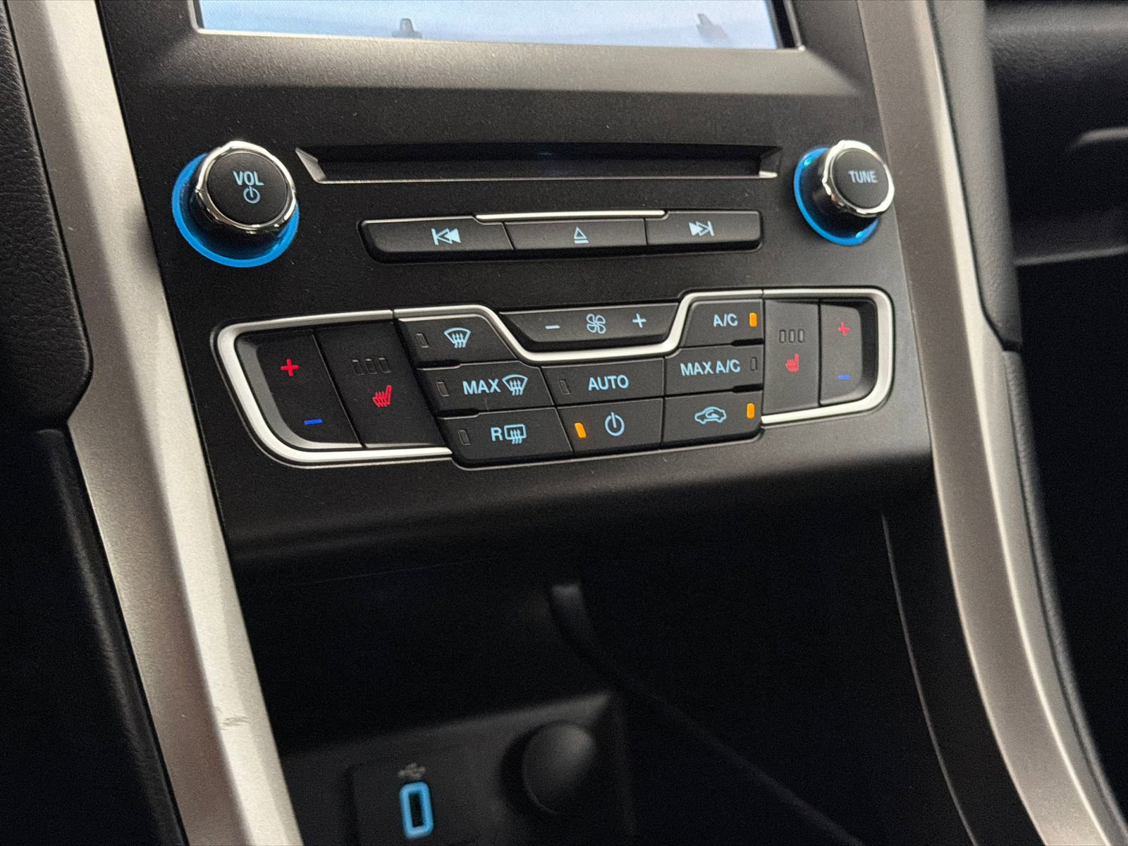 Used 2018 Ford Fusion SE w/ Fusion SE Technology Package FWD image 25