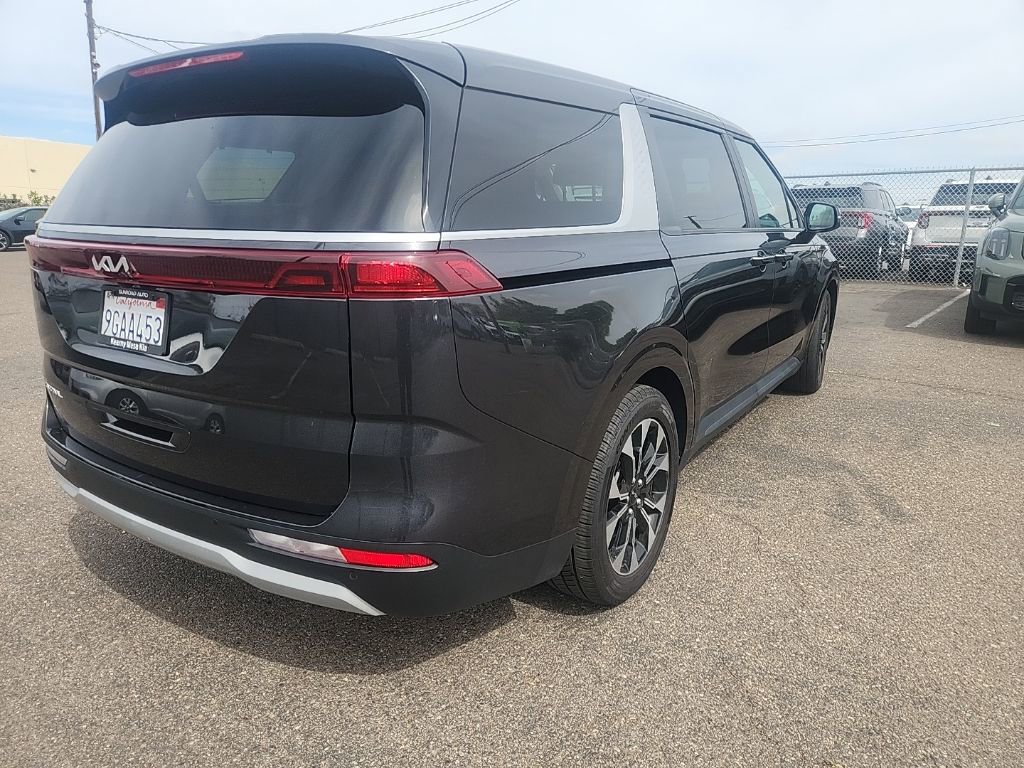 Used 2023 Kia Carnival EX image 11