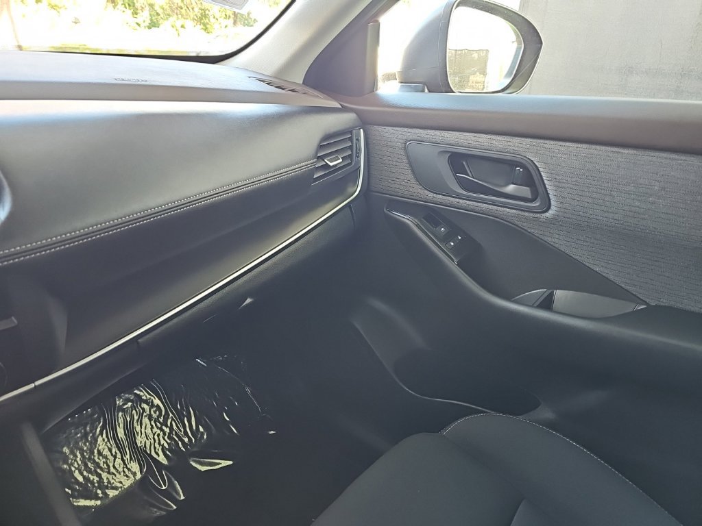 Used 2023 Nissan Rogue S AWD/4WD image 25