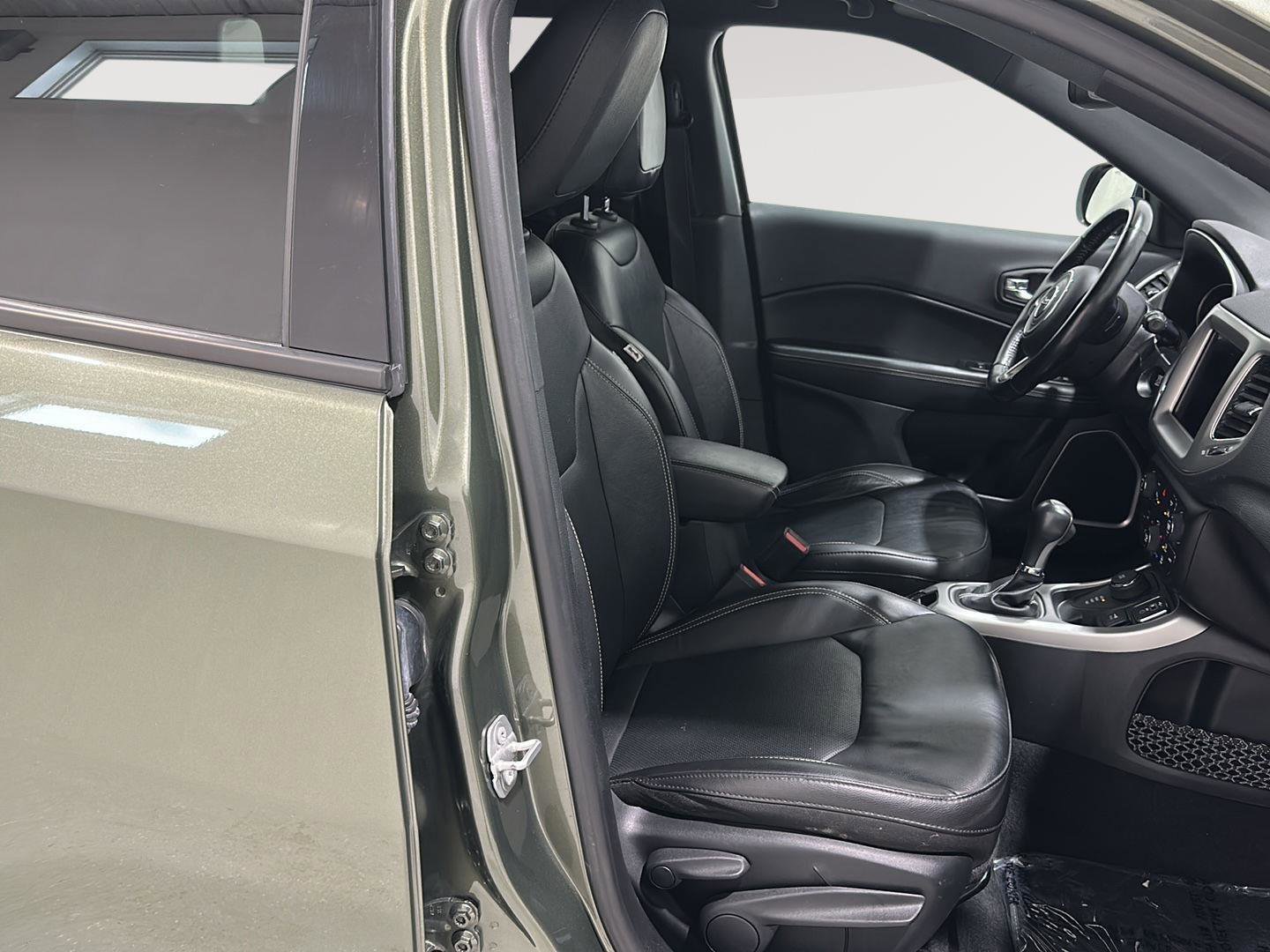 Used 2021 Jeep Compass Latitude w/ Driver Assistance Group image 23