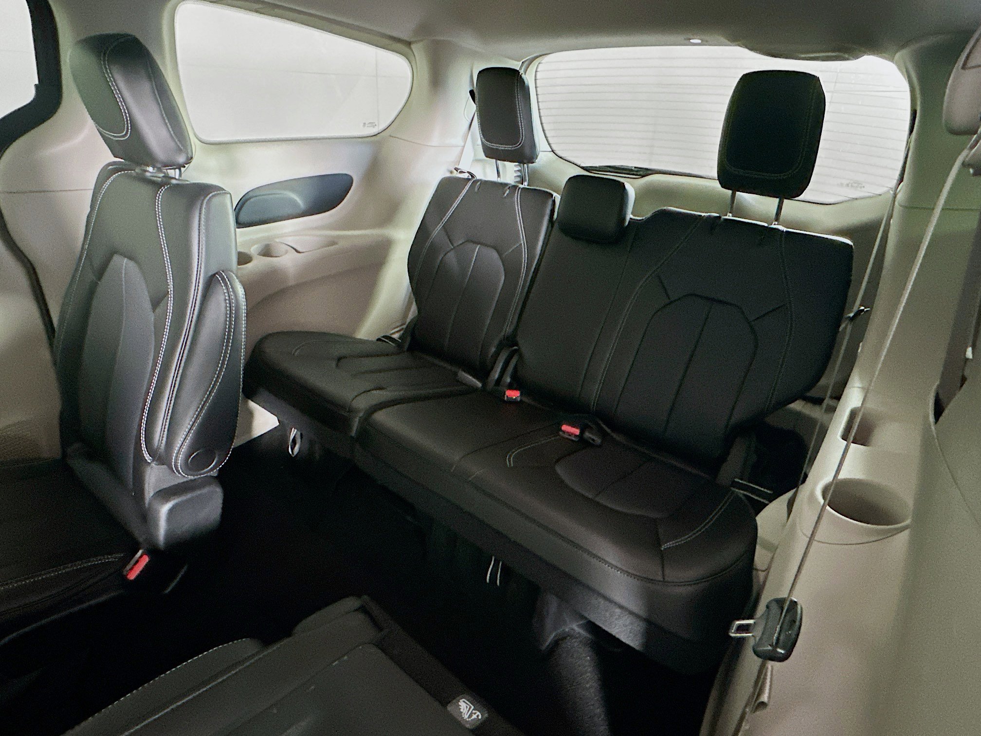 Used 2023 Chrysler Pacifica Touring-L image 28