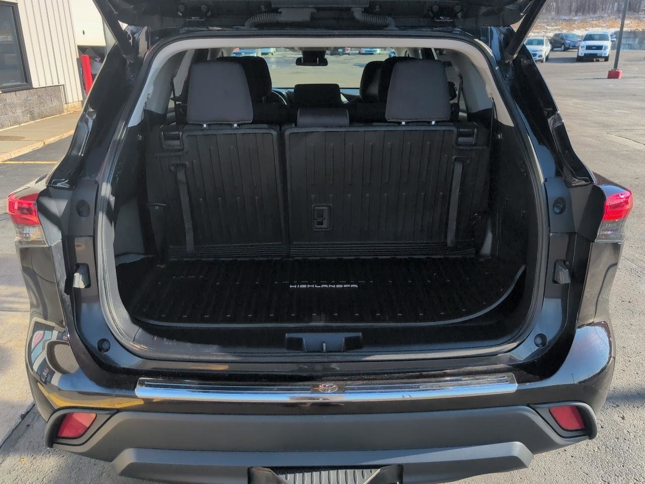 Used 2020 Toyota Highlander LE image 13