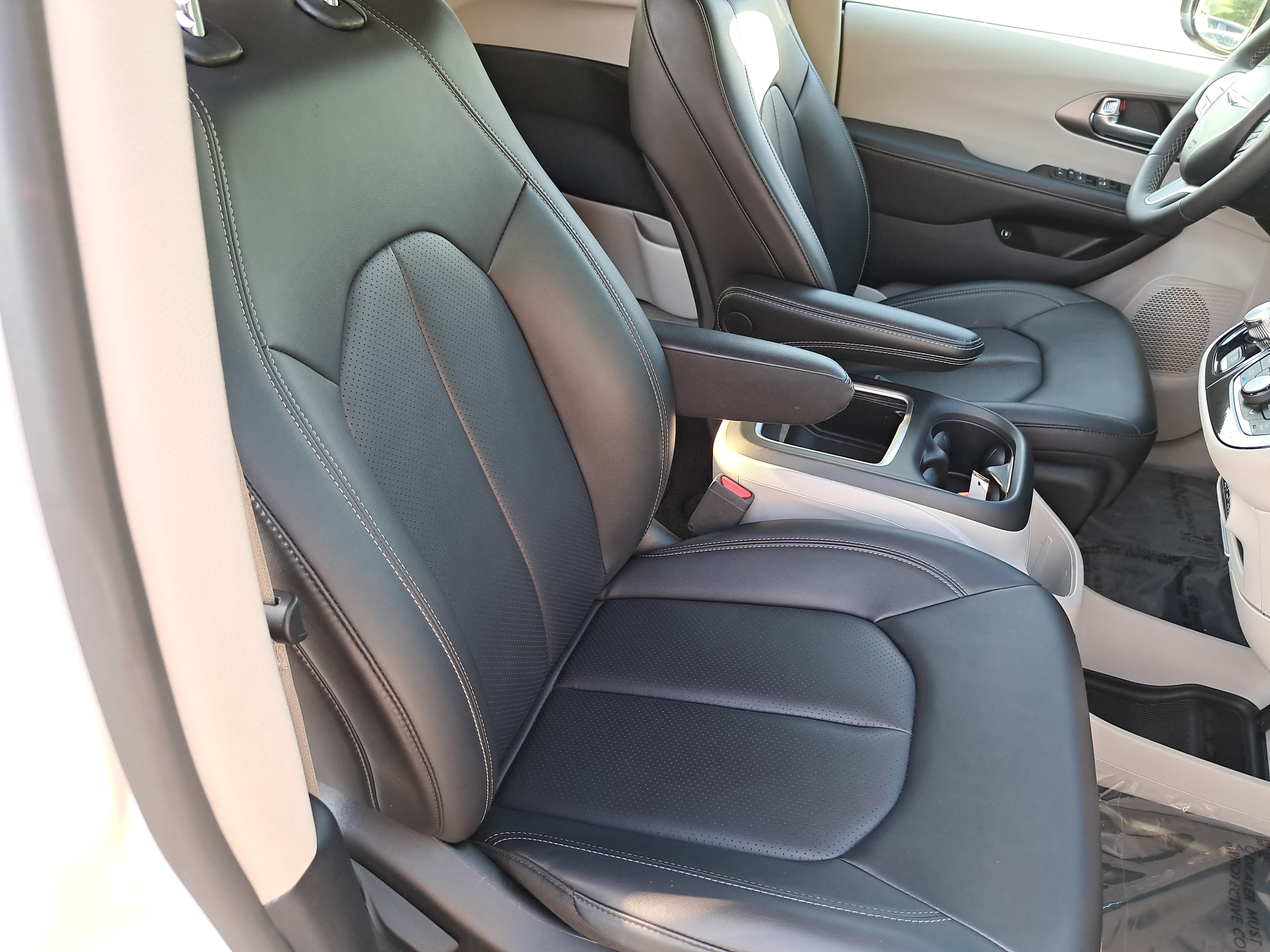 Used 2024 Chrysler Pacifica Limited FWD image 10