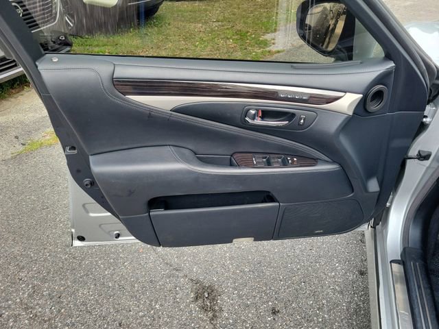 Used 2015 Lexus LS 460 w/ Comfort Package RWD image 8