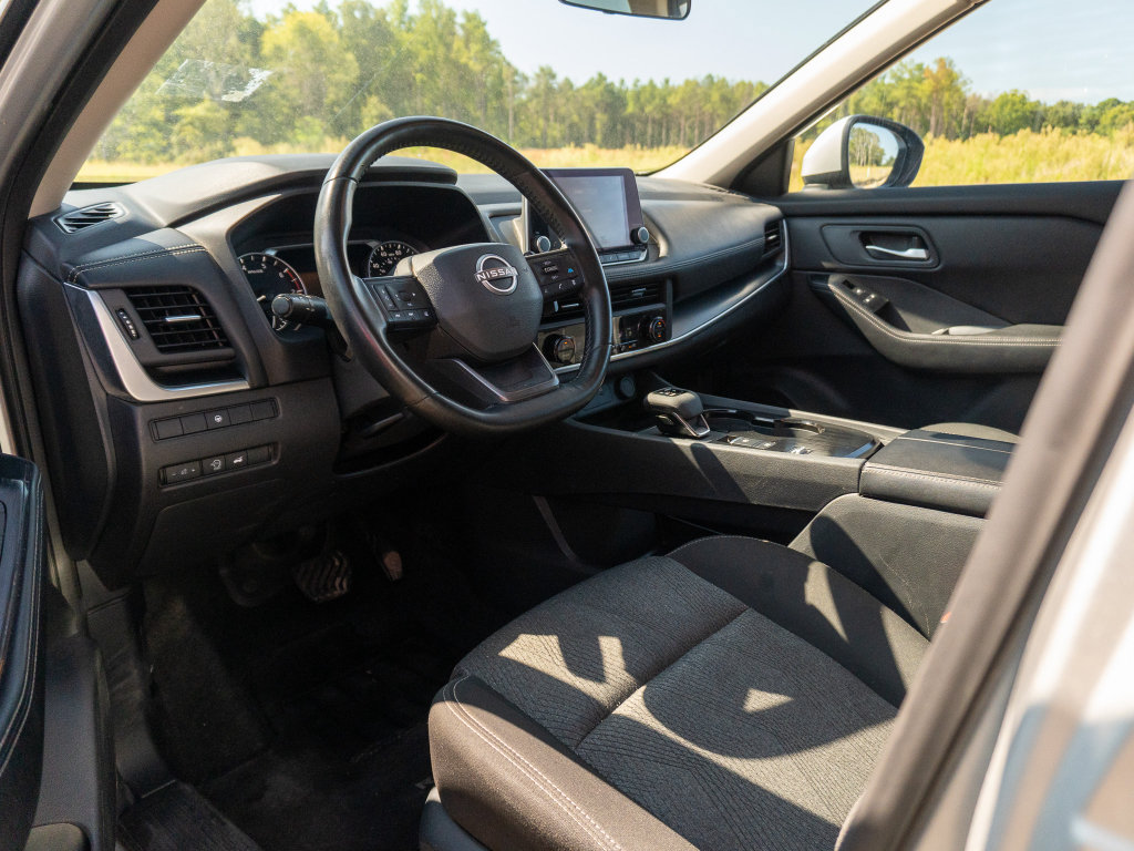 Used 2025 Nissan Rogue SV FWD image 11