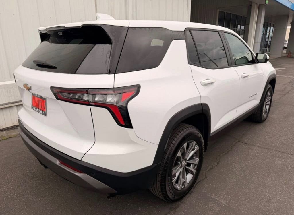 Used 2025 Chevrolet Equinox LT w/ Convenience Package II FWD image 2