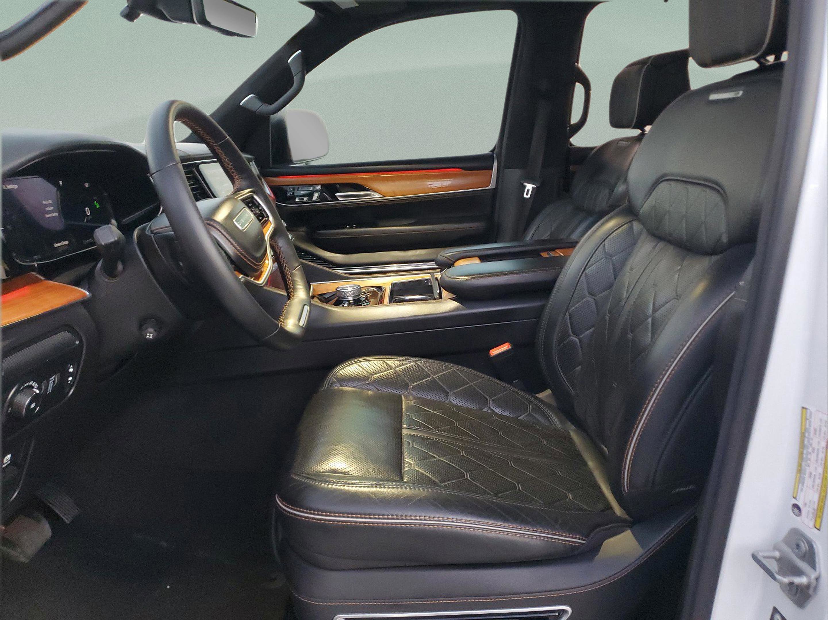 Used 2023 Jeep Grand Wagoneer Series III image 18