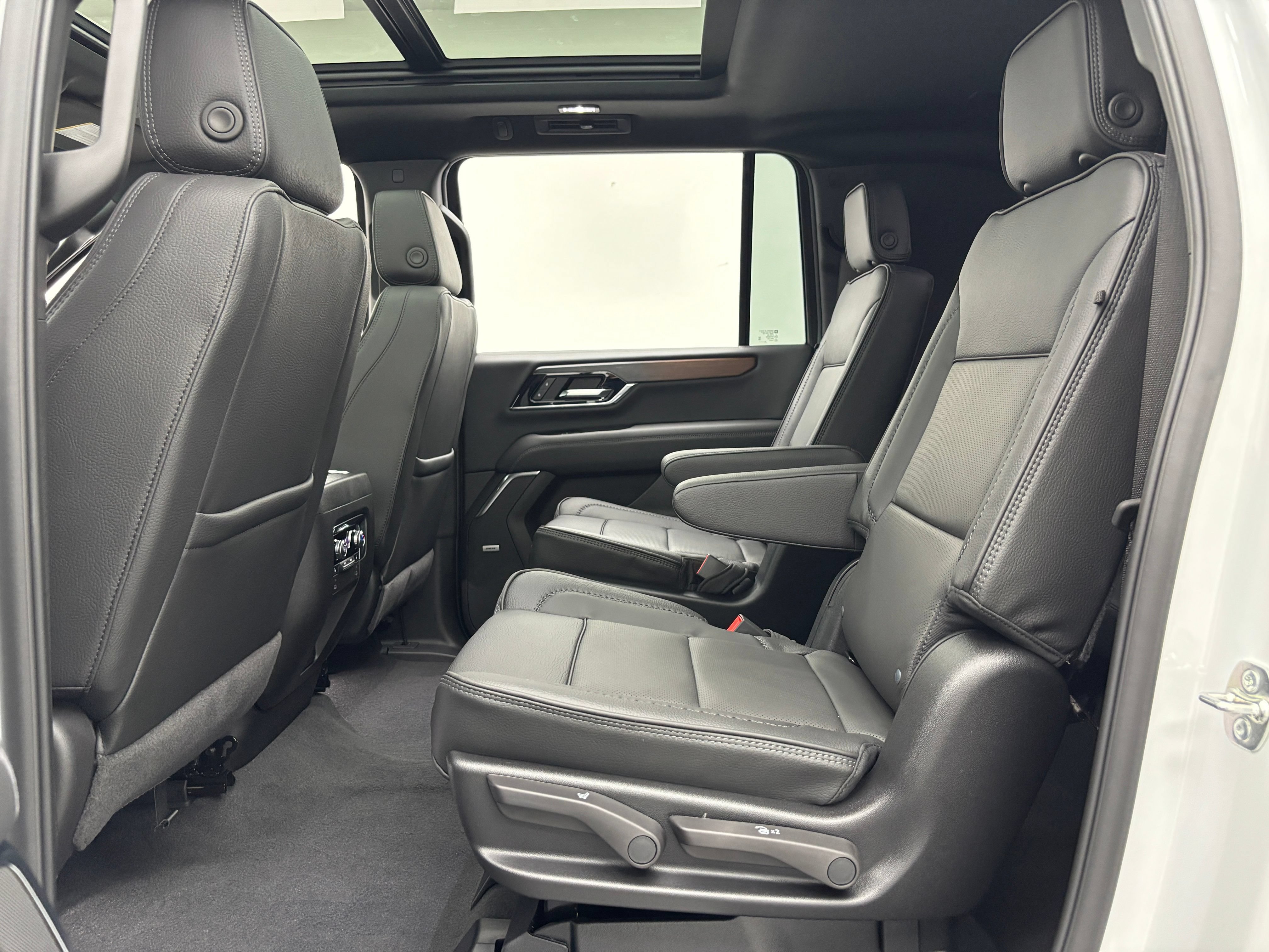 New 2026 GMC Yukon XL Denali w/ Sun & Power Step Package AWD/4WD image 44