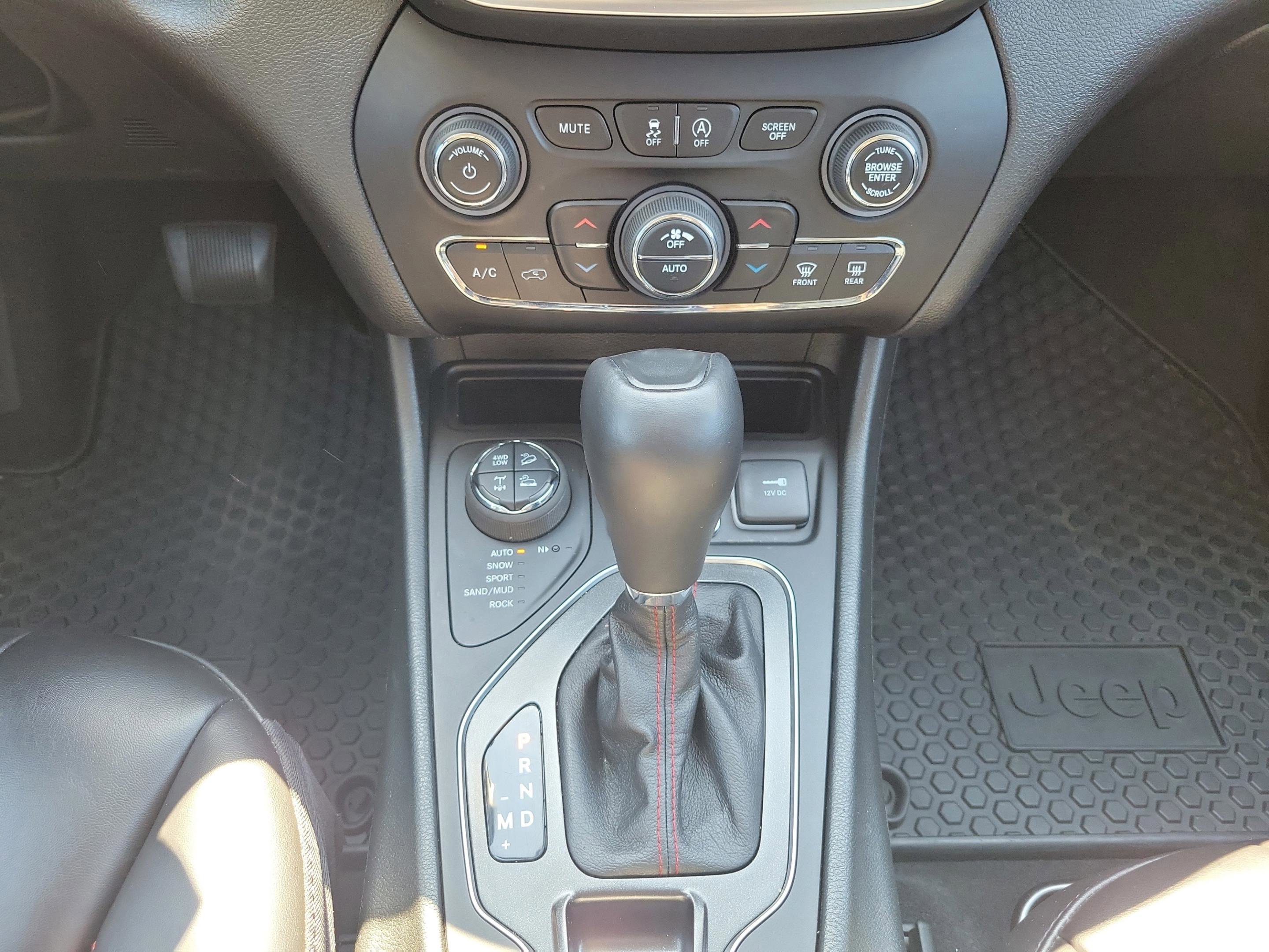 Used 2022 Jeep Cherokee Trailhawk w/ Comfort/Convenience Group image 14