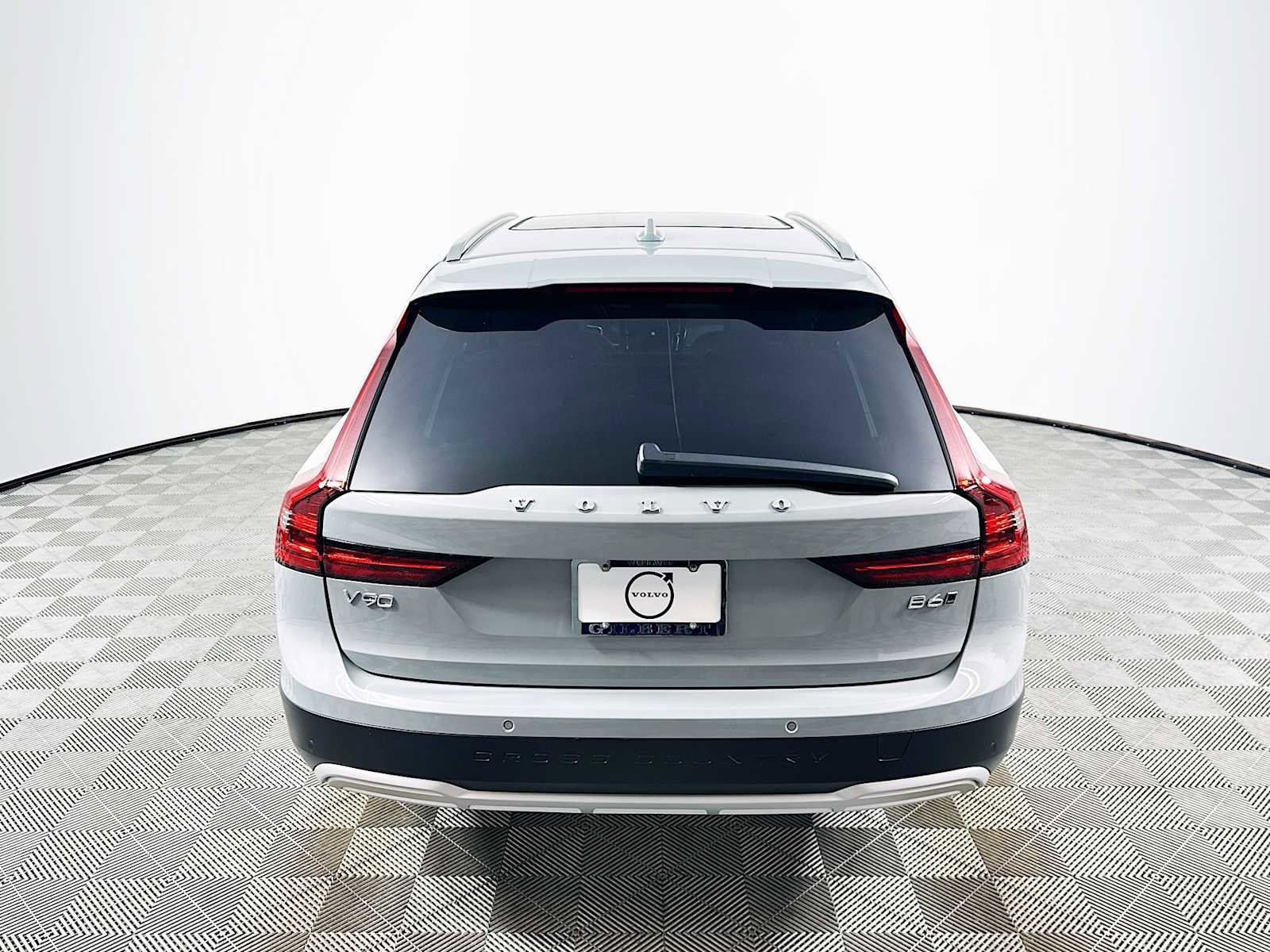 Used 2025 Volvo V90 B6 Cross Country Ultra w/ Climate Package image 6