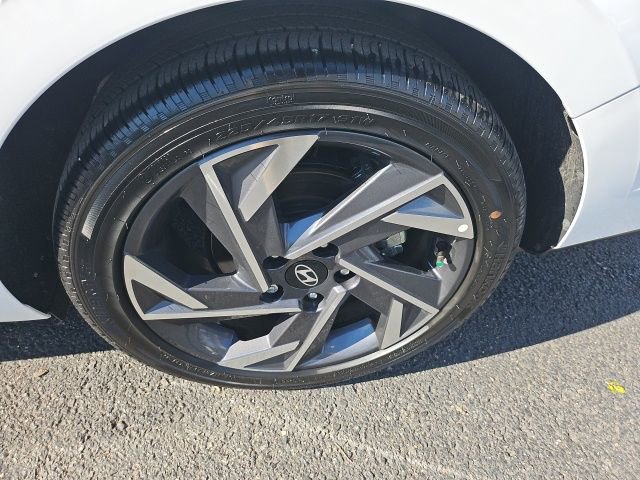Certified 2025 Hyundai Elantra Limited image 18