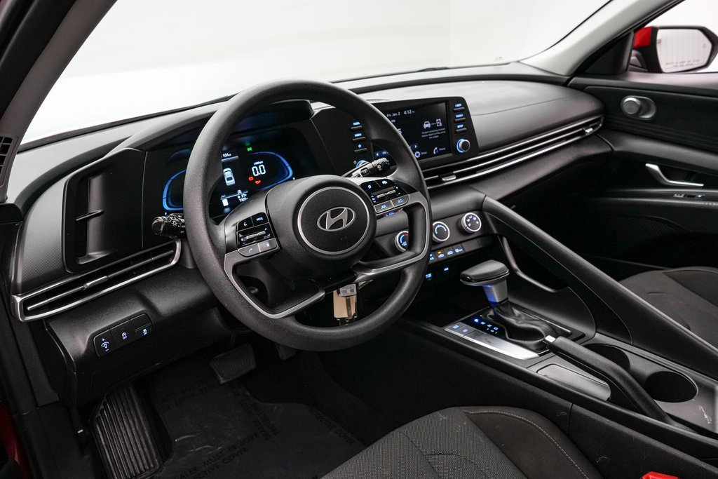 Used 2025 Hyundai Elantra SE image 12