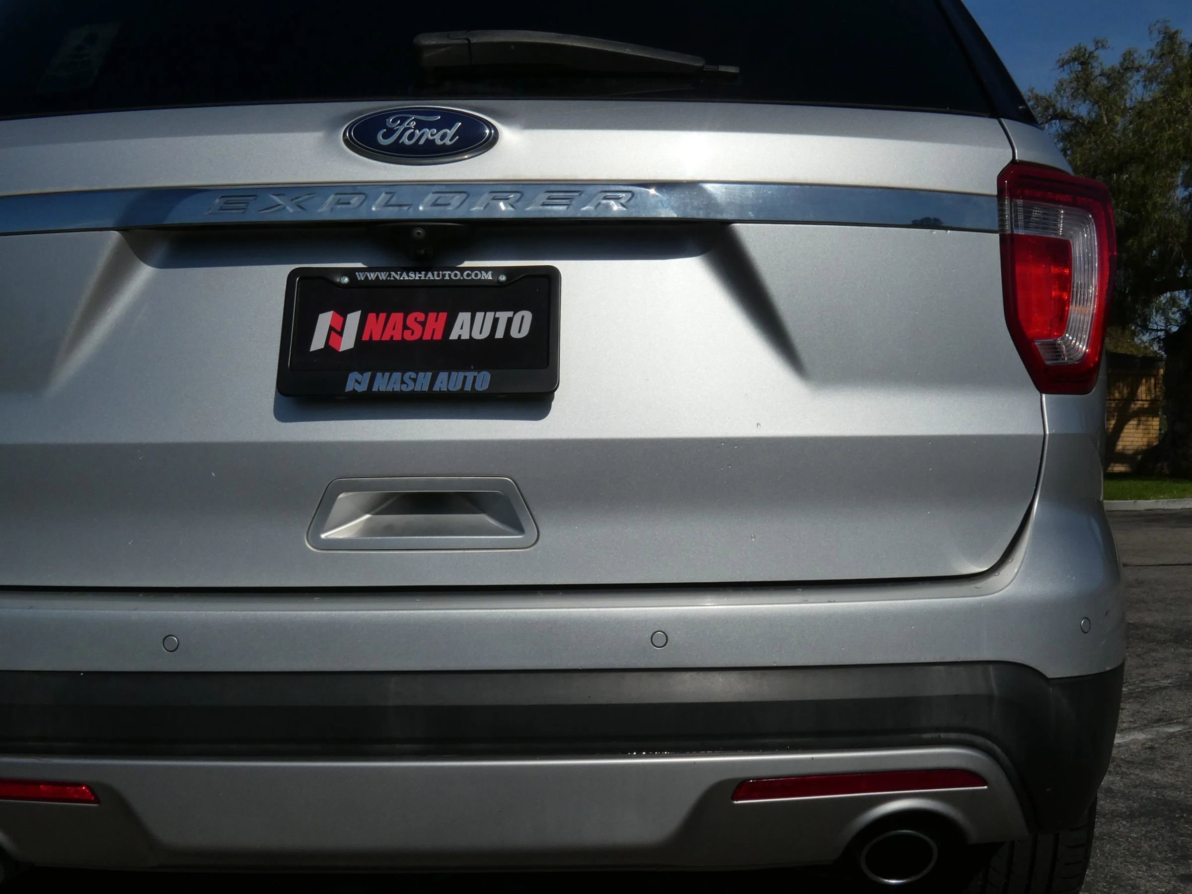 Used 2017 Ford Explorer XLT w/ Equipment Group 202A image 9