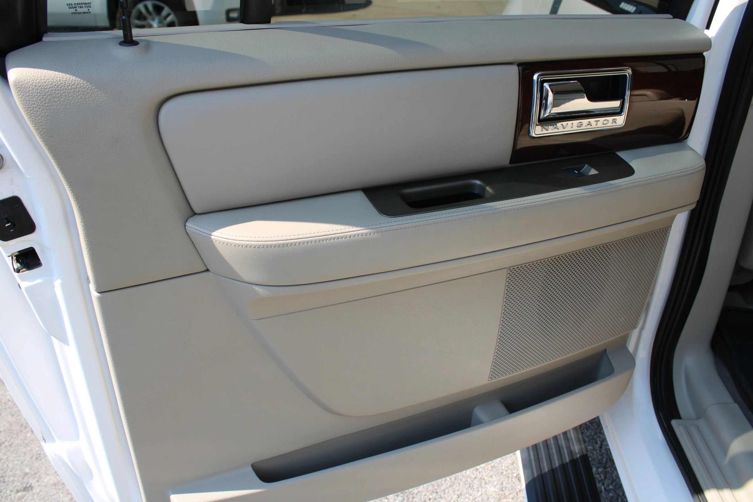 Used 2014 Lincoln Navigator L 4WD image 16