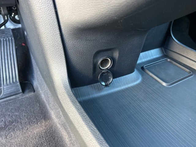 Used 2025 Toyota Sienna LE image 28