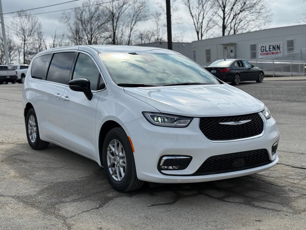 New 2026 Chrysler Pacifica Select FWD image 4