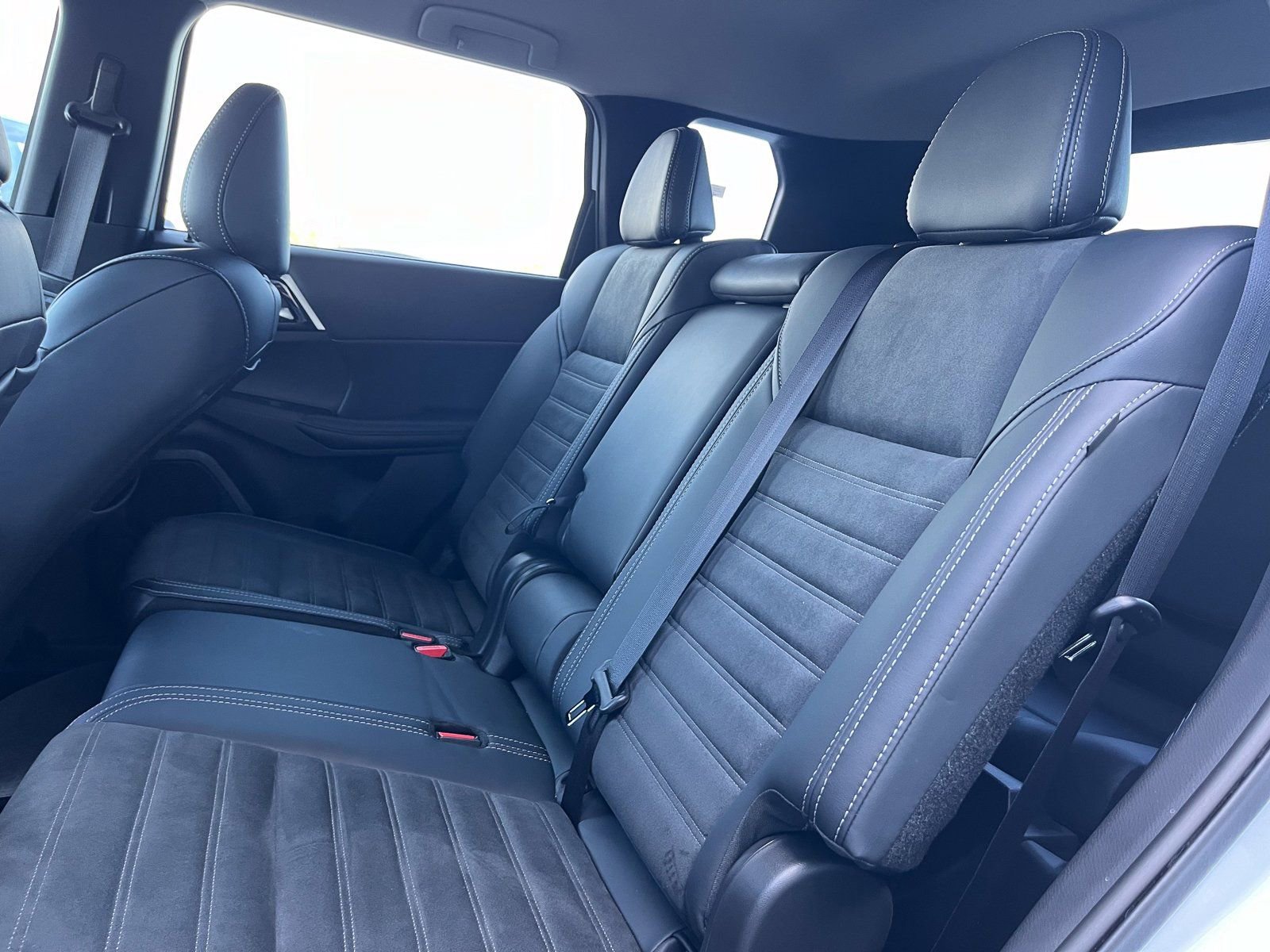 New 2025 Mitsubishi Outlander SE image 17