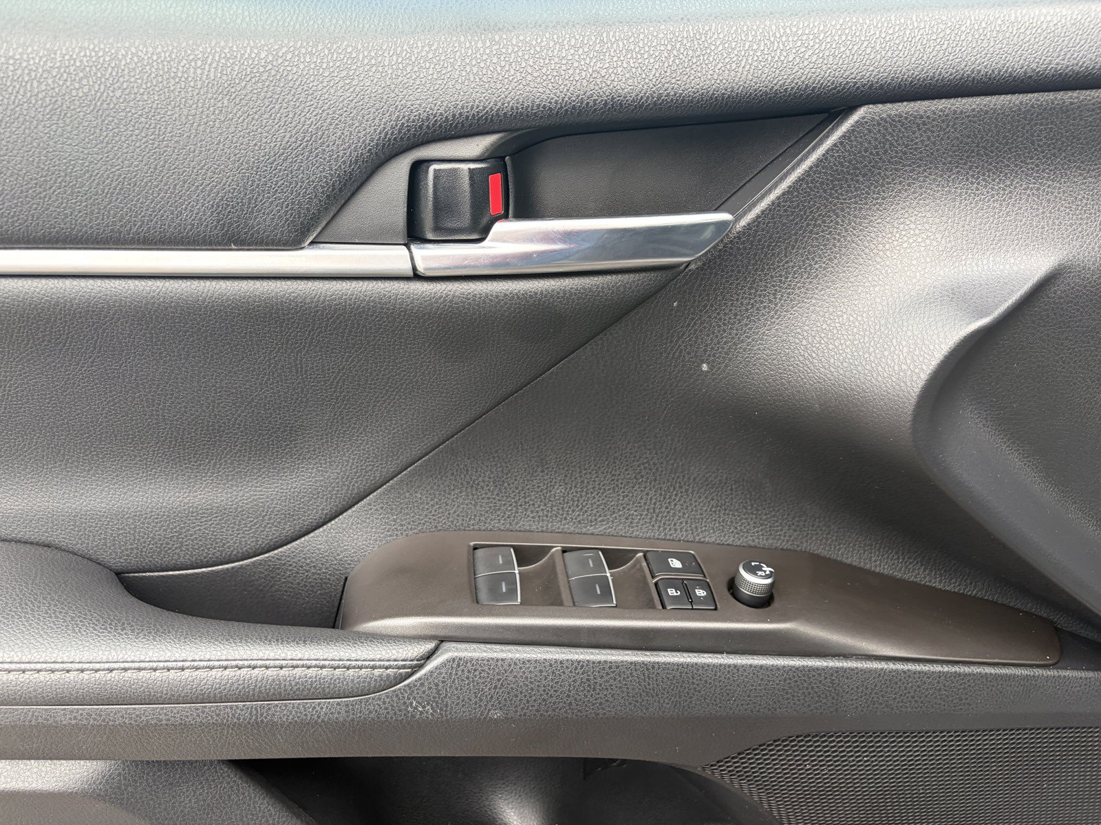 Used 2022 Toyota Camry XLE FWD image 12